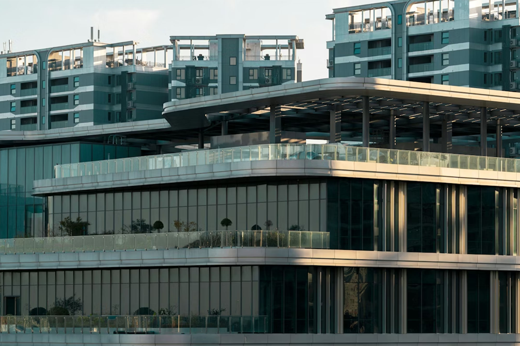 Modern curved glass solutions for commercial spaces