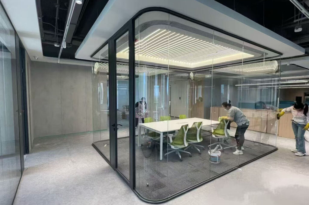 Curved glass manufacturing at Ulianglass factory