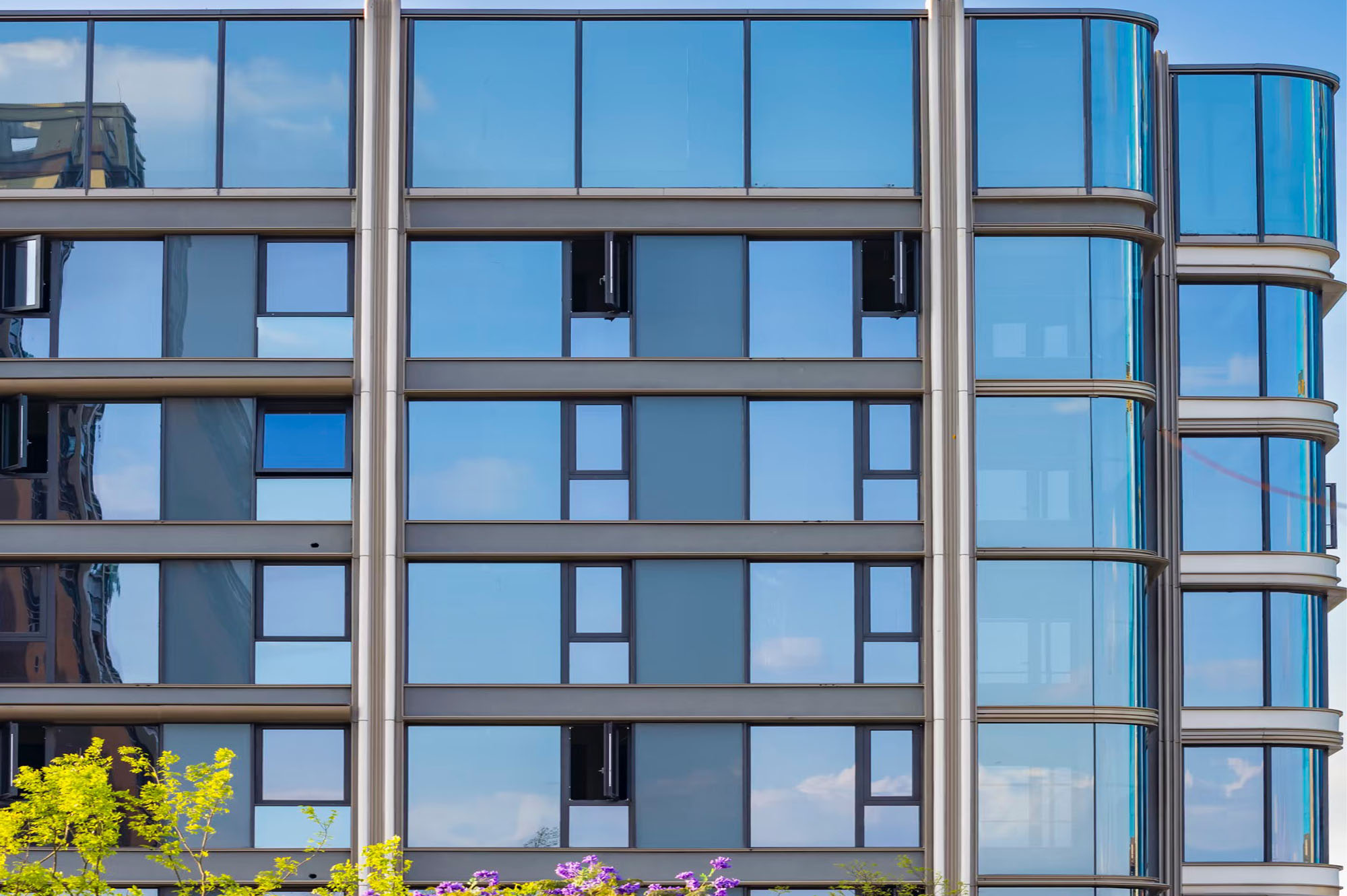 Architectural curtain wall glazing system for a commercial building