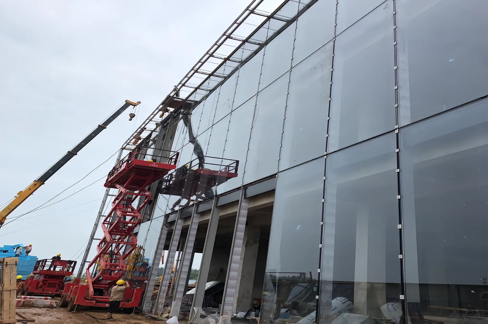 Curtain wall glass installation for a commercial building project by Ulianglass